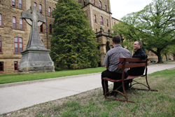 Le Père sous-prieur Guerric DeBona, O.S.B. parle avec un visiteur à l’extérieur de l’église de l’abbaye du Benedictine Archabbey de Saint Meinrad.