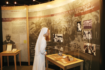 Presentando artefactos, fotografías, videos y testimonios de primera mano, “Women & Spirit: Catholic Sisters in America” (Mujeres y Espíritu: Hermanas Católicas en América) hace una crónica de cómo las hermanas católicas ayudaron a crear el tejido de EE.UU.