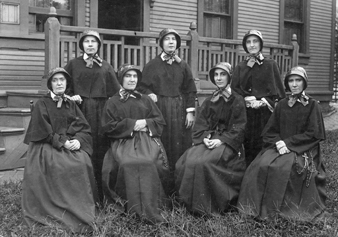 Profesoras de Sisters of Charity de St. John school, Scottdale, Pennsylvania, c. 1920.