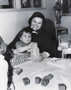 Hermana y niños en el New York Foundling Hospital a fines de los años 1950.