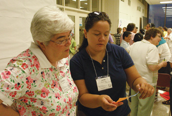 En la conferencia inter generacional Giving Voice de 2011, la Hermana Jenn Graus, C.S.J. (derecha) habla con la Hermana Cheryl Rose, H.M.