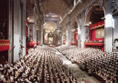 La ceremonia de apertura del Concilio Vaticano II en la Basílica de San Pedro, 1962. En conmemoración del quincuagésimo aniversario del Vaticano II, el Papa Benedicto XVI ha nombrado este año, desde el 11 de octubre de 2012 hasta la festividad de Cristo Rey, el 24 de noviembre de 2013, como “Año de la Fe.” Ahora sería un buen momento para leer o ver de nuevo los documentos del Vaticano II que están disponibles en los archivos en línea del Vaticano, vatican.va/archive/hist_councils/ii_vatican_council/.