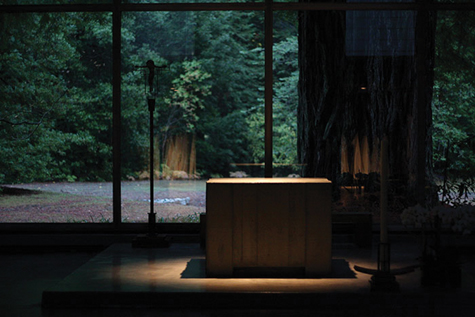 El altar de la capilla de Redwoods Monastery en el Norte de California