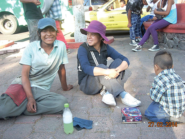 Vision 2017 Scheiber 8 Street-wise sisters on a roll Besides tutoring, the Escuela Móvil volunteers listen to and share with young people who are drug addicts and lack life direction.