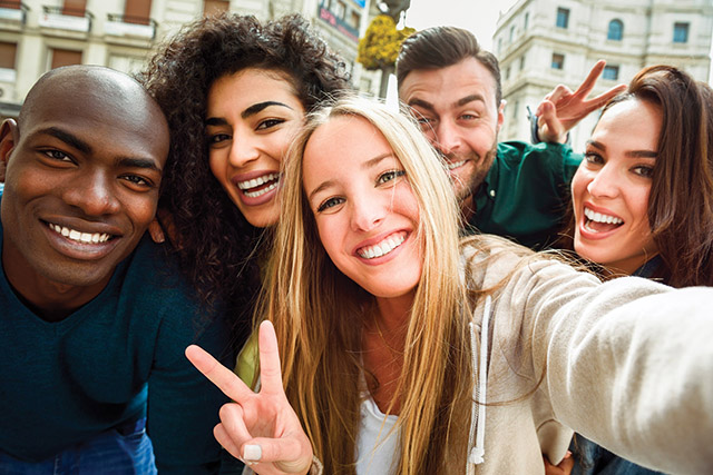 Vision 2019 Pope La carta del Papa para ti young people in a group